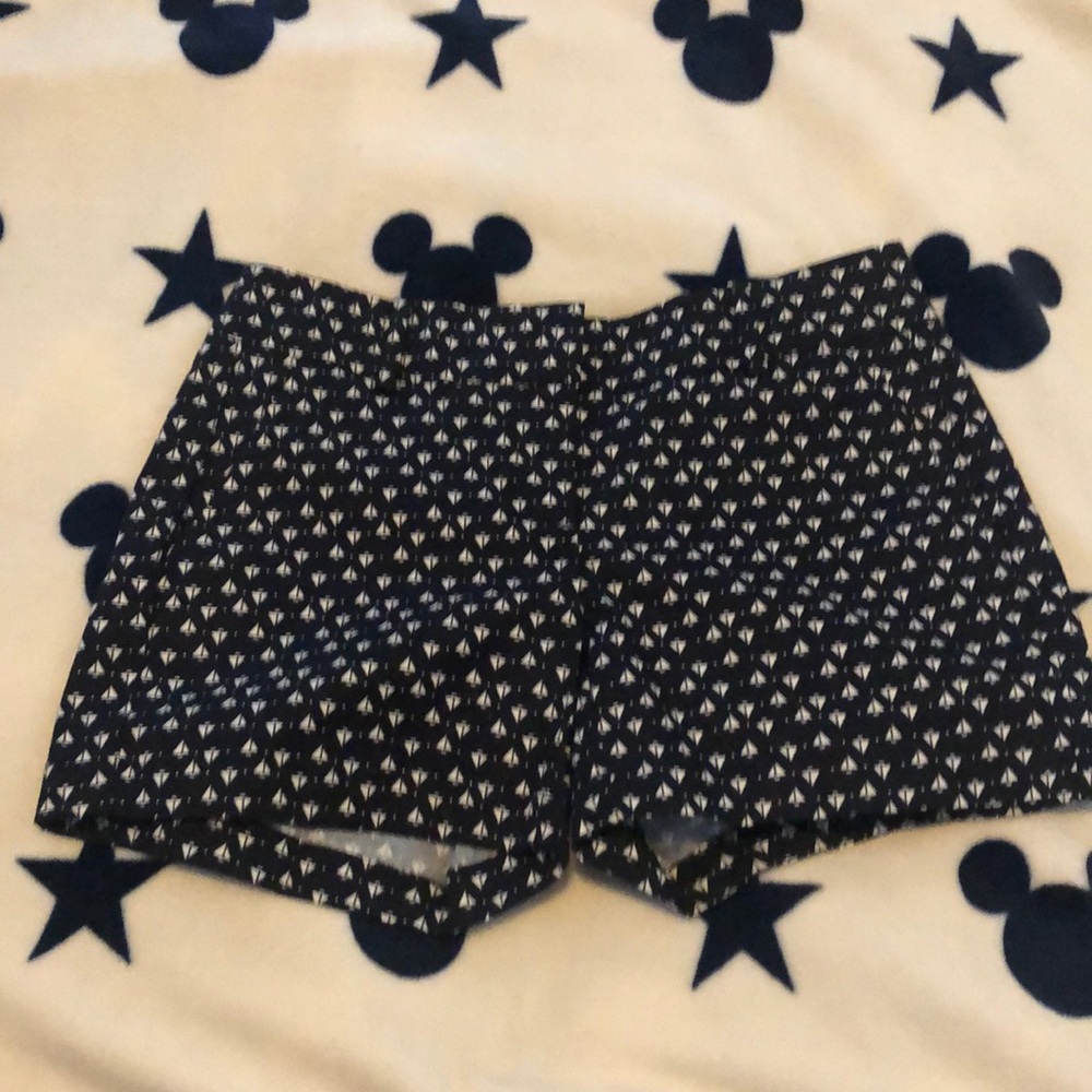 Ann Taylor city shorts size 0 sail boat pattern